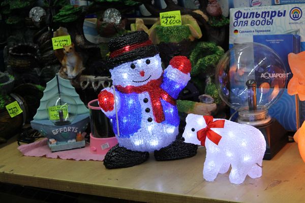Торговцы новогодним антуражем распродают прошлогоднюю коллекцию и готовятся повышать цены (фоторепортаж)