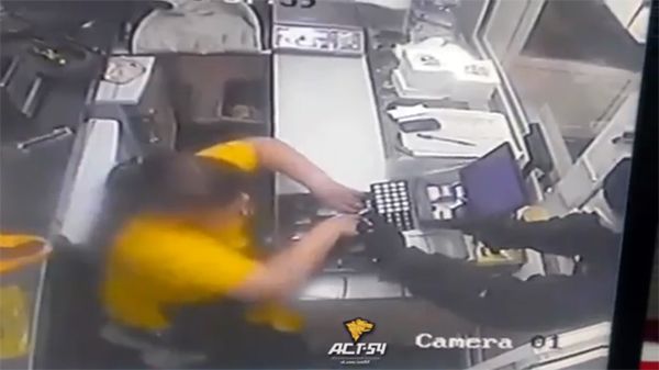 Ограбить за 26 секунд — в Бердске вооруженный преступник «вынес» кассу кафе «Дядя Денер» (видео)