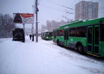 Два десятка улиц закроют для парковки из-за снегопадов в Новосибирске