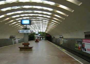 Полиция ищет очевидцев падения ребенка на рельсы метро в Новосибирске