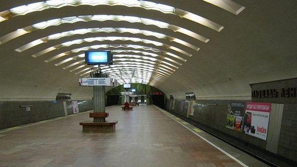 Полиция ищет очевидцев падения ребенка на рельсы метро в Новосибирске