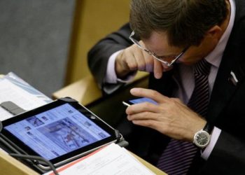 Сенаторов и депутатов ограничили в тратах бюджета на гаджеты и канцелярию