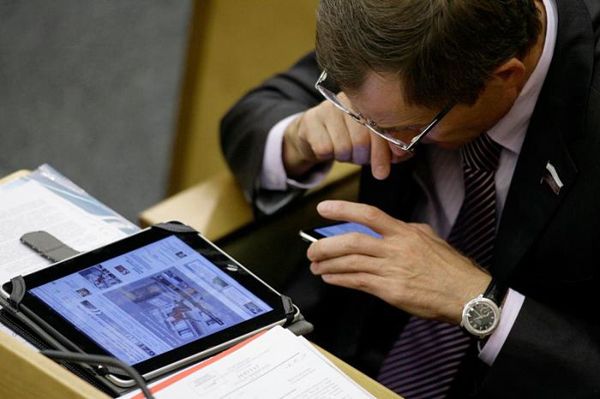 Сенаторов и депутатов ограничили в тратах бюджета на гаджеты и канцелярию