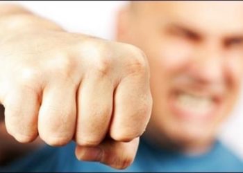 Водитель автобуса избил водителя троллейбуса на глазах у пассажиров в Новосибирске