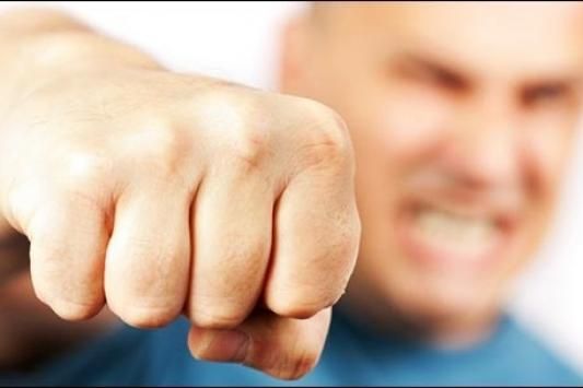 Водитель автобуса избил водителя троллейбуса на глазах у пассажиров в Новосибирске