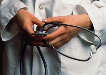 Мать отравившейся спайсом годовалой девочки попросила врачей не выписывать ее