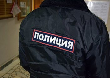 Полицейский избил задержанного, облил его холодной водой и выгнал на мороз