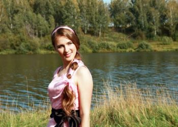 «Плачу за доллар рубль» — новосибирская певица Машани выпустила новый антикризисный клип