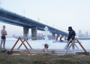 Спасатели в ватниках, новосибирцы в трусах и мороз в минус 30 (фото)