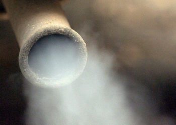 Новосибирские спасатели не дали мужчине отравиться выхлопными газами из-за ссоры с женой