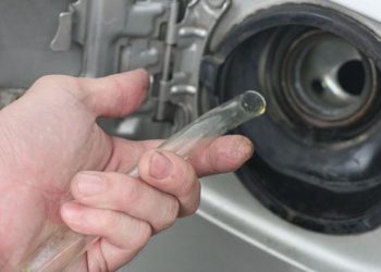 Водитель с 27-летним стажем похитил более 300 литров бензина из бака служебного авто