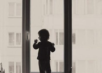 Матери ребенка, вылезшего на незастекленный балкон, грозит штраф в 500 рублей