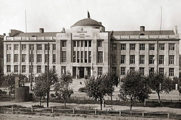 Новосибирск снова пытаются загнать в столичные бега