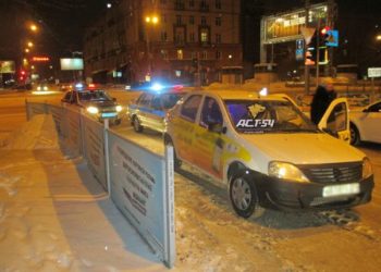 Таксист прокатил полицейского на капоте в центре Новосибирска