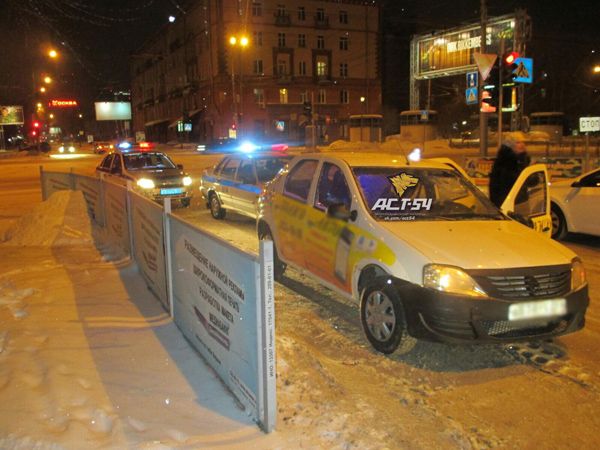 Таксист прокатил полицейского на капоте в центре Новосибирска