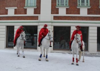 Принцы на белых конях поздравили жительниц Новосибирска с 8 Марта (фоторепортаж)