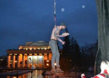 Новосибирец в подарок на свой день рождения подвесил себя крюками на входе в Оперный театр