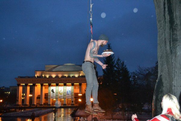 Новосибирец в подарок на свой день рождения подвесил себя крюками на входе в Оперный театр