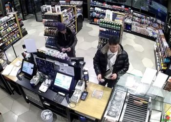 Более 50 тысяч рублей отняли таксисты-грабители у клиента за поездку в Толмачево (видео)