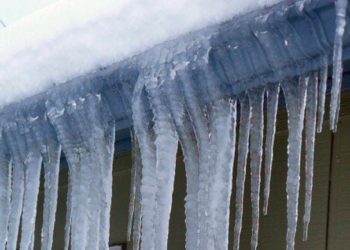 45 нарушений уборки снега и наледи с крыш насчитали власти Новосибирска