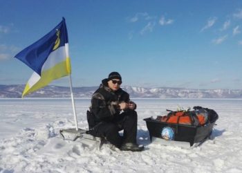 Сибирский экстремал один прошел по льду Байкала 600 км