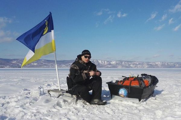 Сибирский экстремал один прошел по льду Байкала 600 км