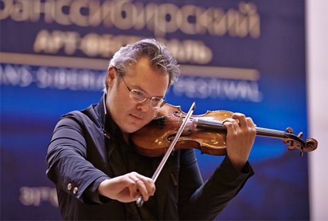 Скрипач из Новосибирска Вадим Репин сыграл с Иваном Ургантом в телешоу (видео)