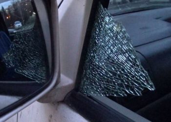 Машина помощника депутата Госдумы попала под обстрел на трассе под Новосибирском