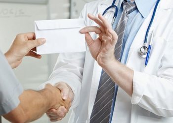 За взятку и ложный больничный травматолог получил три года условно