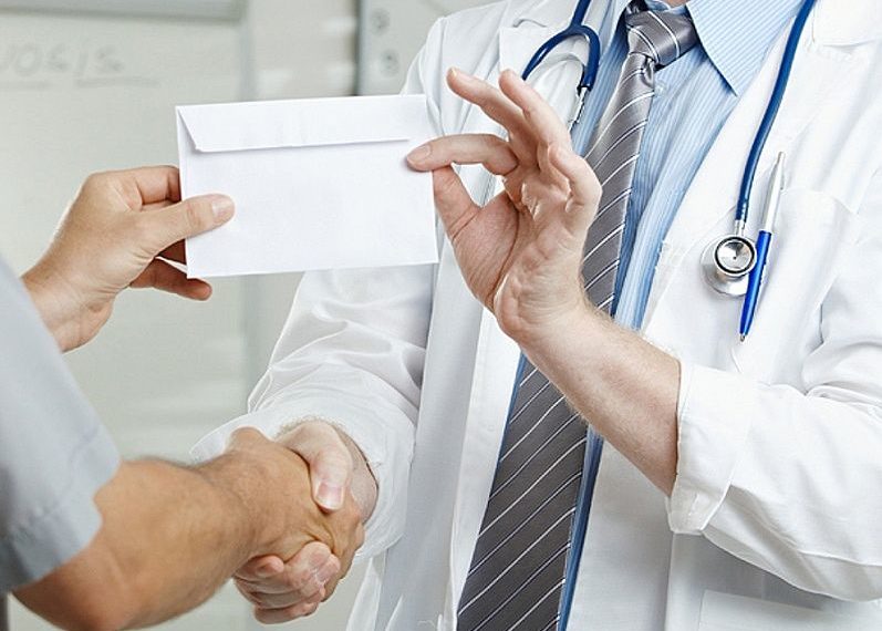 За взятку и ложный больничный травматолог получил три года условно