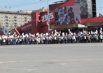 Губернатор заявил, что отстоял «автономность» «Бессмертного полка» в Новосибирске