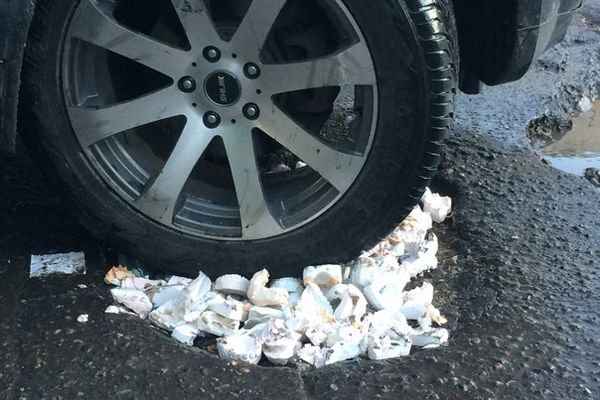 Ямы на дорогах в соседнем Барнауле засыпали зубными слепками (фото)