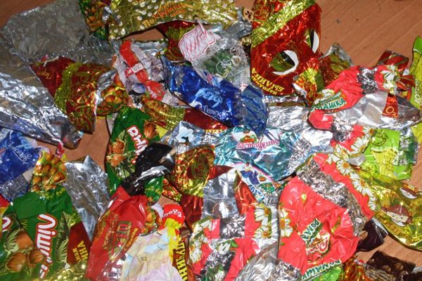 Фантики от конфет выдали троих подростков, обокравших сельскую библиотеку в Сибири