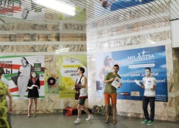 Новосибирскую молодежь поздравили с праздником двухчасовым концертом в метро