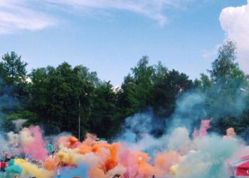 Цветной дым разукрасил небо Новосибирска