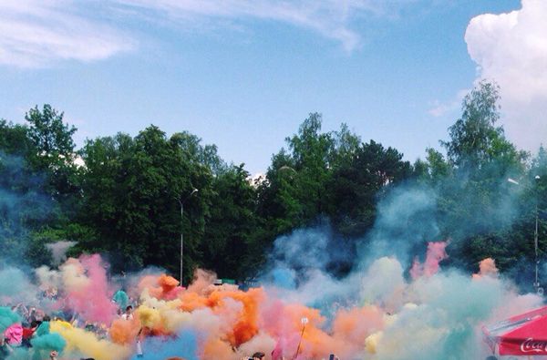 Цветной дым разукрасил небо Новосибирска