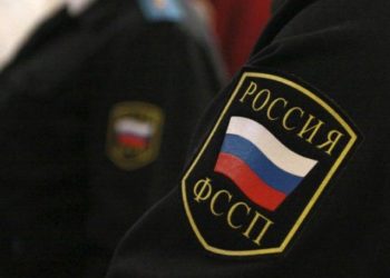 Алиментщик из НСО прятался в уличном сортире от приставов  и провалился ногой в отверстие