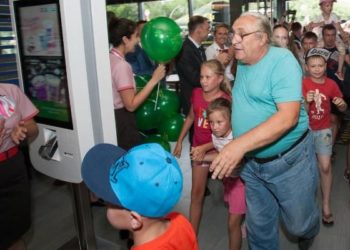 Барнаульцы устроили давку во время открытия первого «Макдональдса» в городе (видео)