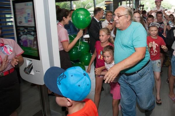 Барнаульцы устроили давку во время открытия первого «Макдональдса» в городе (видео)