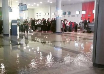 Крышу прорвало в Толмачево, подтоплены несколько помещений аэропорта (видео)