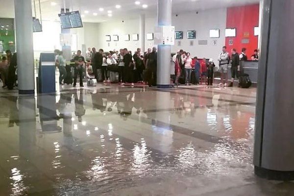 Крышу прорвало в Толмачево, подтоплены несколько помещений аэропорта (видео)