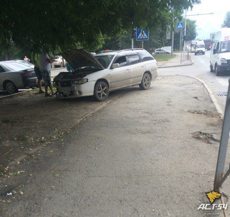 Nissan сбил на тротуаре в Новосибирске шестилетнюю девочку, у ребенка перелом позвоночника