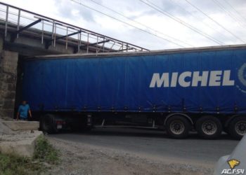 Фура из Казахстана не сошлась габаритами с мостом в Новосибирске (фото)