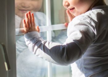 Следователи проводят проверку по факту выпадения ребенка из окна в Новосибирске