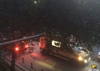 Ребенок выжил после падения с балкона третьего этажа в Новосибирске