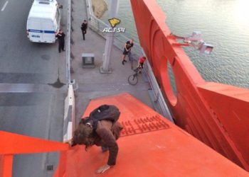 Питерских туристов увезли в отдел полиции за попытку взобраться на арку Бугринского моста