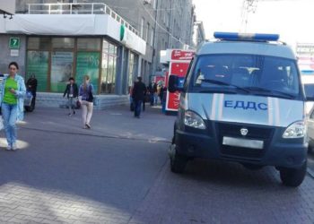 Спецслужбы оцепили здания у первой аптеки на Красном проспекте, ищут бомбу