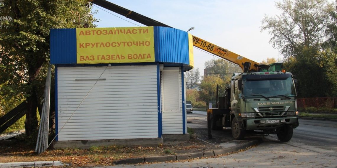 Автомагазин, «затруднявший доступ» к подземным трубам, снесли в Новосибирске