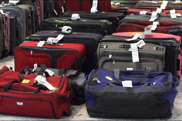 Работник аэропорта Толмачево пойдет под суд за кражу из багажа 1,4 млн рублей