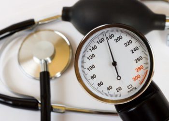 Спасатели эвакуировали с крыши дома новосибирца с инсультом